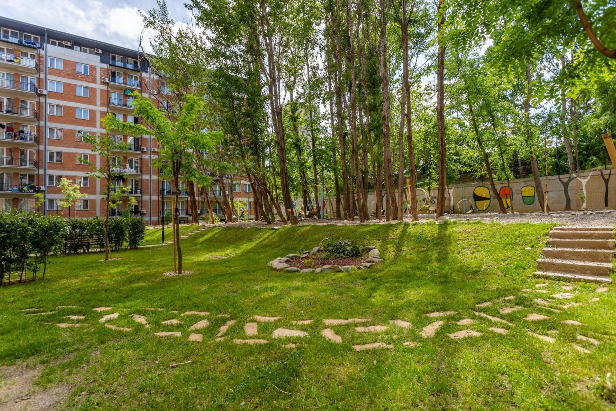 Апартаменты Feels Like - 2-bedroom At Jikia House Тбилиси